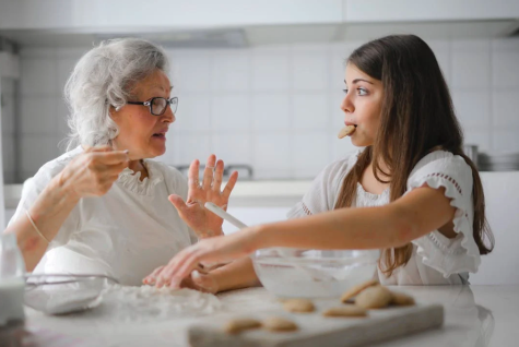 Oma mit Enkelin in der Küche