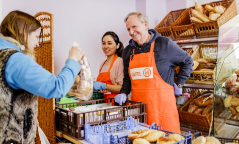 Menschen bei der Tafel