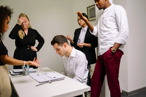 Junge wird in der Schule gemobbt
