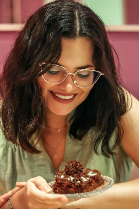 Nachbarnin bekommt Kuchen