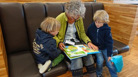 Seniorin liest KIndern vor