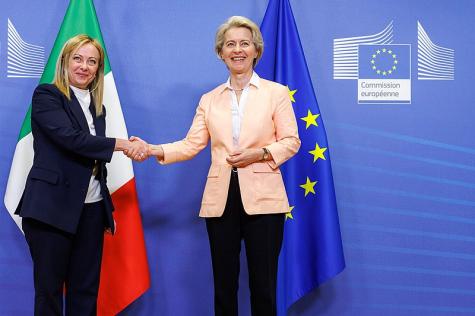 Giorgia Meloni und Ursula Von der Leyen bei einem EU-Meeting