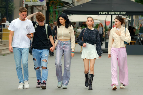 Jugendliche gehen gemeinsam 