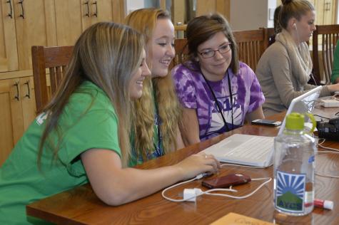 Drei Sch&uuml;lerinnen bei einem Video Workshop