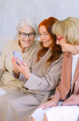 Seniorinnen gemeinsam