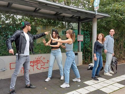 Zwei Frauen sch&uuml;tzen Passanten vor einem Schl&auml;ger