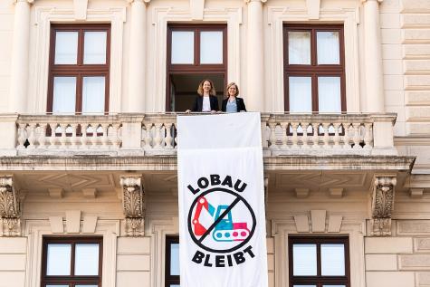 Leonore Gewessler und Judith P&uuml;hringer bei der Gr&uuml;ne Fotoaktion &bdquo;Nein zum T&uuml;rkis-Rot-Pinken Abrissbagger&ldquo;