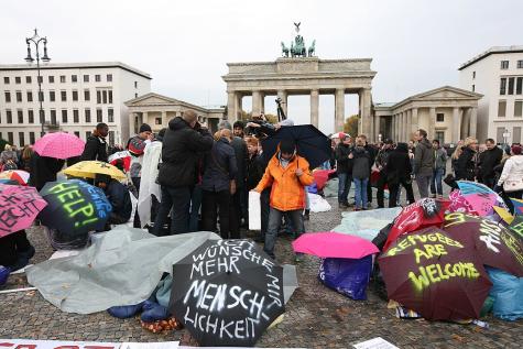 Eine Demo für Geflüchtete und Menschenrechte am Brandenburger Tor 2013