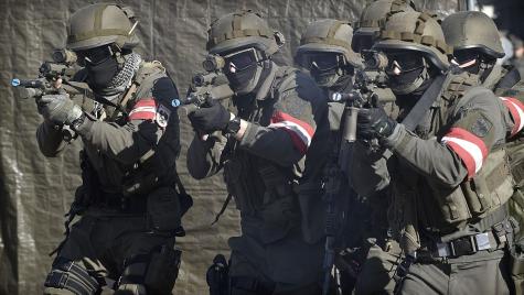 Soldaten des J&auml;gerbataillons 25 w&auml;hrend einer Gefechtsvorf&uuml;hrung.