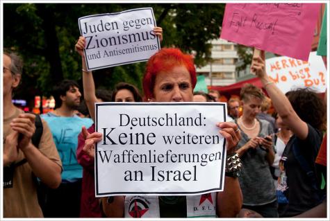 Eine Demo gegen die Besetzung Gazas mit Schildern