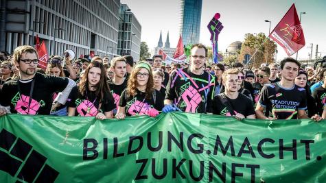 Eine Demo mit einem Banner für mehr Bildungsgerechtigkeit