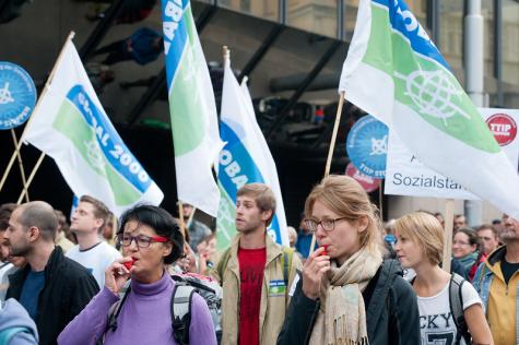 Eine Demo mit mehreren Teilnehmern gegen Klimakrise