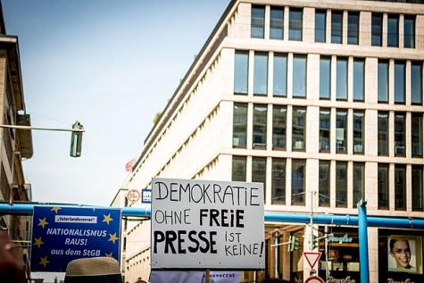 Eine Demo mit Plakat f&uuml;r eine freie Presse in Deutschland