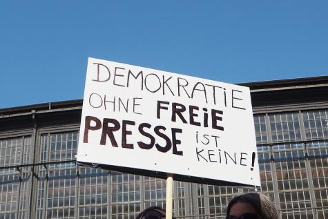 Ein Plakat zur Pressefreiheit auf einer Demo