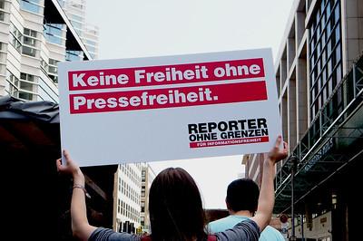 Ein Plakat zur Pressefreiheit auf einer Demo
