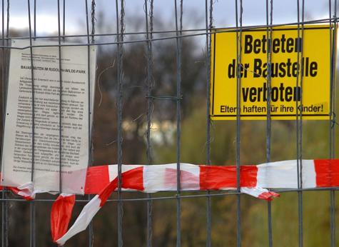 Ein Baustellenzaun mit einem Verbotsschild dran