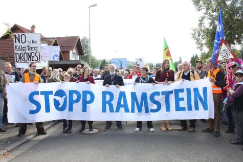 Eine Demo f&uuml;r das Ende der Airbase Ramstein mit Banner