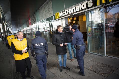 Mehrere &Ouml;VP-Mitglieder beim Wahlkampf am Praterstern
