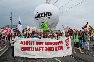 Eine Demo gegen TTIP mit vielen Bannern und jungen Menschen