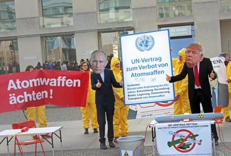 Friedensorganisationen demonstrieren am 10. November 2018 vor den Botschaften von Russland und den USA und fordern ein Festhalten am INF-Vertrag zur Kontrolle nuklearer Mittelstreckensysteme