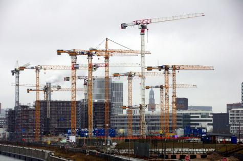 Ein Blick auf eine Baustelle mit mehreren Kränen