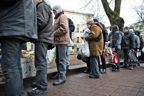 Eine Gruppe Wohnungsloser stehen f&uuml;r eine Suppenk&uuml;che an