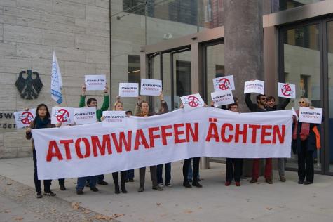 Aktion vor dem Ausw&auml;rtigen Amt zur Abstimmung in der UNO am 22. Oktober 2013