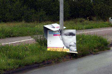 Ein Wahlplakat von Lindner am Boden