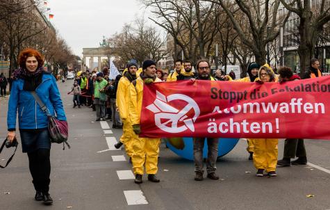 Eine Demo gegen Atomwaffen mit Bannern
