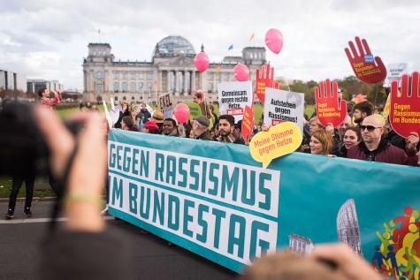 Eine Demonstration gegen die AfD mit vielen Menschen und Schildern