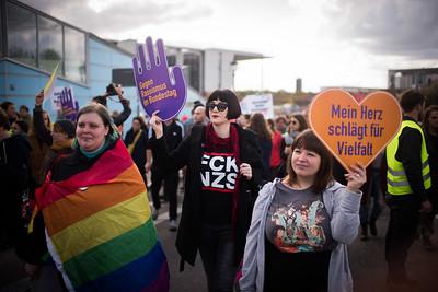 Eine Gruppe Demonstranten anlässlich einer Anti-Nazi-Demo in Berlin mit Schildern für Vielfalt