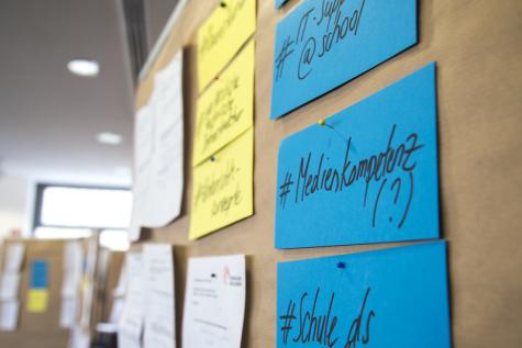 Ein Wandboard mit einem Zettel zu Medienkompetenz