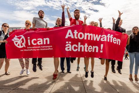 Aktion zum 1. Jahrestag des Vertrags zum Verbot von Atomwaffen am Alexanderplatz, 7. Juli.