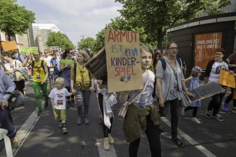 Eine Demo mit mehreren Teilnehmern gegen Kinderarmut