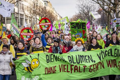 Eine Demo für Umweltschutz mit Banner
