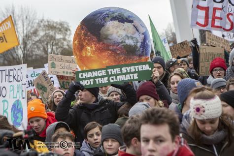 Eine Klimademo in Berlin 2019 mit mehreren Schildern