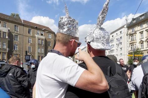 Zwei Demonstranten mit Alu-Hüten bei einer Demo in Berlin 2020