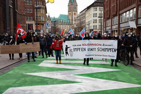 Eine Demo gegen Versicherungstheorien mit Banner