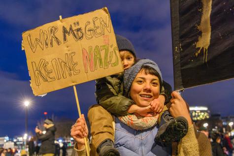 Demoteilnehmerin mit ihrem kleinen Sohn bei Vielfalt statt Hetze-Demo gegen die AfD mit Schild: &bdquo;Wir m&ouml;gen keine Nazis&ldquo;, Reichstag, Berlin, 21.01.2024