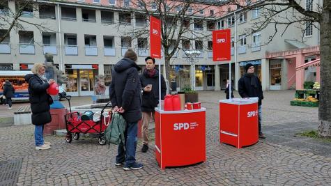 Ein SPD-Wahlwerbestand in Karlsruhe 2025