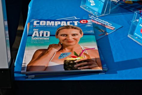 Eine Ausgabe des Compact Magazins mit AfD Werbung
