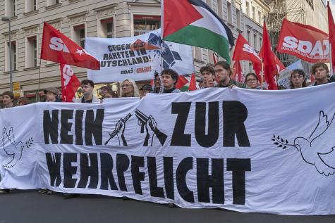 Eine Demo junger Menschen gegen die Wehrpflicht mit Bannern und Fahnen