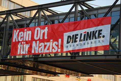 Ein Banner der Linken gegen Nazis