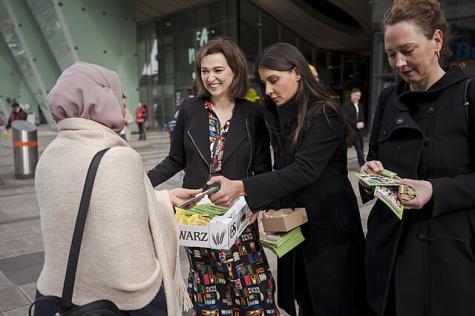 Die Grünen bei einer Verteilaktion anlässlich der Wien-Wahl 2025