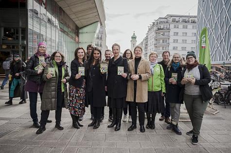 Mehrere Grünen-Mitglieder bei einer Verteilaktion anlässlich der Wien-Wahl