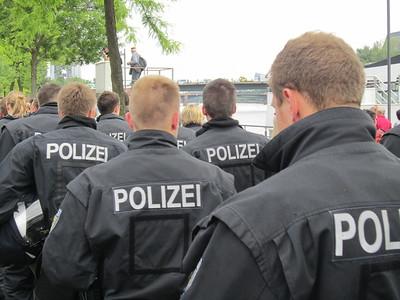 Mehrere Polizisten in einer Reihe von hinten 