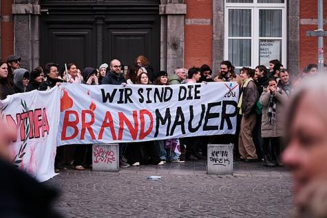 Banner gezeigt w&auml;hrend der spontanen Demonstration gegen den Infostand der AfD, Aufschrift: WIR SIND DIE BRANDMAUER