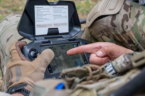 Eine Draufsicht auf einen Drohnenmonitor