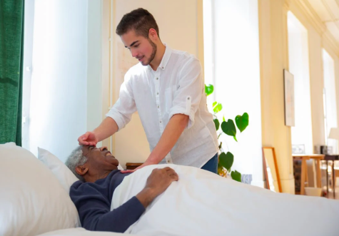 Junger Mann pflegt Kranken