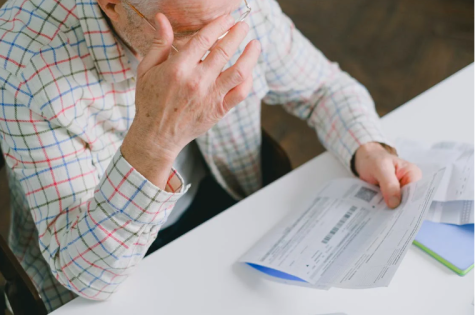 Alter Mann mit Rechnung